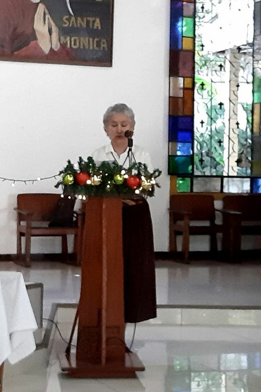 Hna. Elizabeth Acevedo haciendo la presentación  de Fátima ante la Hna. Margarita Peña