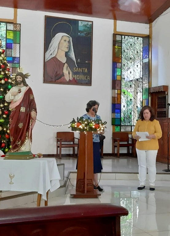 Fátima recibiendo la respuesta de Hna. Margarita ante su deseo de pronunciar su Oblación