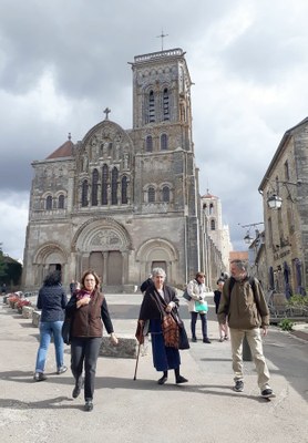 devant la basilique de Souvigny