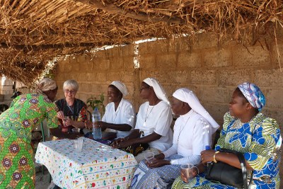 chez Julienne avec Bernadette, vierge consacrée, des sœurs de Bam et Blandine