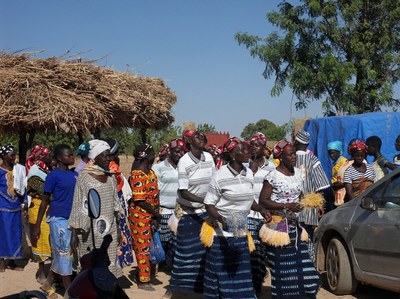 La famille de la maman de Julienne vient l'accueillir